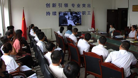 為深入學習習近平新時代中國特色社會主義思想和黨的十九大精神，落實好“不忘初心、牢記使命”主題教育相關工作。8月16日，隧道公司機關黨支部黨員大會在公司1號會議室召開，機關黨支部