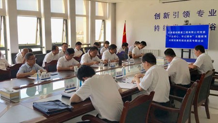 對照黨章黨規(guī)找差距，是主題教育學習教育和檢視問題的重要內容，是推動黨員領導干部主動檢視自我、自覺修正錯誤的重要措施。根據中央主題教育領導小組《關于在“不忘初心、牢記使命”主