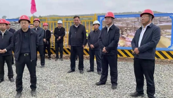 10月5日下午，臨夏州委書記郭鶴立一行來到隧道公司承建的和政綜合農(nóng)貿(mào)市場及冷鏈物流倉儲中心建設項目（一期工程）觀摩。州委副書記、代州長何東，州領導王鴻岳、馬秀蘭、馬斌、李文瑞等，和政縣委、縣政府相關領