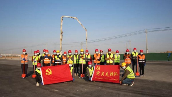 建設(shè)一支隊(duì)伍，舉起一面旗幟，鞏固一個(gè)陣地，履行一份承諾?！拔沂屈h員，我先上！”面對(duì)突發(fā)疫情遭遇戰(zhàn)，三公司黨支部充分發(fā)揮戰(zhàn)斗堡壘作用，廣大黨員主動(dòng)請(qǐng)纓，挺身而出，沖鋒在前，在戰(zhàn)疫搶工一線，黨員先鋒隊(duì)一次