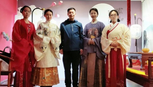 在春意盎然的3月，迎來(lái)了第113個(gè)“三八”國(guó)際勞動(dòng)?jì)D女節(jié)，為深入學(xué)習(xí)宣傳貫徹黨的二十大精神，進(jìn)一步加強(qiáng)對(duì)廣大女職工的思想政治引領(lǐng)，激勵(lì)廣大女職工奮進(jìn)新征程，建功新時(shí)代，鼓勵(lì)女職工在閱讀中獲取知識(shí)、增長(zhǎng)