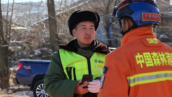 積石山地震發(fā)生后，朱貴民臨危受命，連夜組織人員設備馳援災區(qū)。天還沒有亮，救援簡易帳篷開始搭建，受災群眾們在安全地帶生火取暖，空氣中彌漫著緊張的氣息，“我們要加快救援速度，災情不等人！”為保證計劃工期順