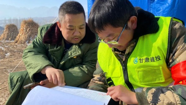 震后第十天，積石山各安置點建設也相繼進入尾聲，但在大河家鎮(zhèn)雄關路，青年突擊隊隊員陶仁虎和王善民還在緊張忙碌著。“還有一批板房需要轉運！連夜要干完！”“這怕是有點緊張吶！”“啥急活難活沒干過，走，上車！