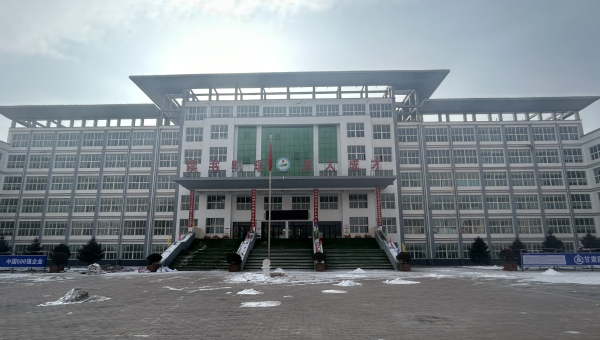 春節(jié)將至，大多數(shù)建設(shè)者已踏上歸途，但在臨夏積石山縣積石中學(xué)災(zāi)后維修項目施工現(xiàn)場，仍是一派如火如荼、干勁十足的繁忙景象，墻面修補、吊頂安裝、更換震損礦棉板等作業(yè)緊張有序進(jìn)行，為即將到來的新春佳節(jié)“渲染”