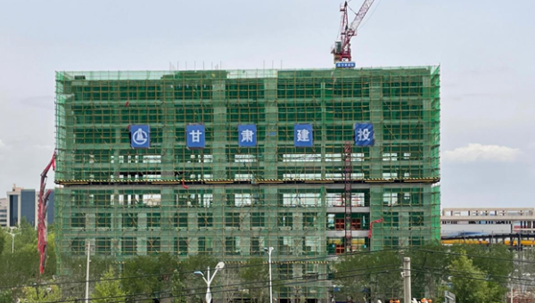 伴隨著辦公樓主體質(zhì)量驗(yàn)收順利通過(guò)，標(biāo)志著甘肅省交科建設(shè)有限公司承建的蘭州大宏蘭州新區(qū)二期綜合辦公樓建設(shè)項(xiàng)目已邁向新的建設(shè)階段。自開(kāi)工以來(lái)，項(xiàng)目管理團(tuán)隊(duì)秉承“只爭(zhēng)朝夕搶工期精心組織出精品”的理念，緊緊圍