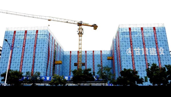 10月16日，由甘肅省交科建設(shè)有限公司承建的蘭州新區(qū)新材料產(chǎn)業(yè)園區(qū)公共服務(wù)平臺(tái)項(xiàng)目主體結(jié)構(gòu)順利封頂，為該項(xiàng)目二次結(jié)構(gòu)和裝飾裝修奠定堅(jiān)實(shí)基礎(chǔ)。據(jù)了解，該項(xiàng)目為公共建筑工程，自建設(shè)以來，項(xiàng)目管理團(tuán)隊(duì)面對工
