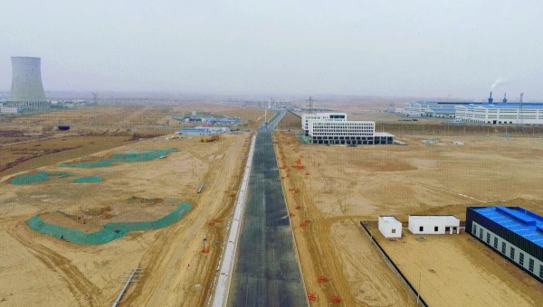 “目前，該項目路槽已開挖5.1公里，結構層施工完成2.1公里，管網施工進度達到60%，現(xiàn)場投入挖掘機、混凝土泵車等機械設備二十余臺，勞務作業(yè)人員五十余名正在加緊作業(yè)！”項目負責人告訴筆者，項目在春節(jié)后