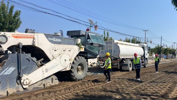 隨著大型冷再生機(jī)組緩緩駛過，一段平整嶄新的試驗(yàn)段路面隨即成型。近日，由西部市政建設(shè)集團(tuán)一公司承建的慶陽市正寧縣S501線五頃塬至三嘉公路項(xiàng)目全深式就地冷再生試驗(yàn)段順利完成攤鋪?zhàn)鳂I(yè)。據(jù)悉，該項(xiàng)目攤鋪試驗(yàn)