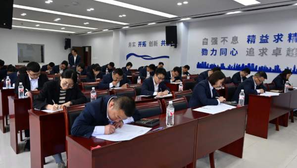 “本屆競賽試題結(jié)合了財(cái)務(wù)業(yè)務(wù)實(shí)際、制度與核算辦法，設(shè)置會(huì)計(jì)實(shí)務(wù)全流程核算應(yīng)用題，重點(diǎn)考察選手們專業(yè)知識(shí)綜合運(yùn)用能力、全流程業(yè)務(wù)處理能力和實(shí)際問題解決能力！”5月12日，西部市政建設(shè)集團(tuán)工會(huì)“2025年