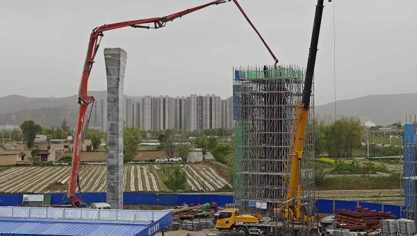 在西部市政建設(shè)集團(tuán)四公司臨夏市環(huán)城北路橋梁及附屬工程（二期）項(xiàng)目現(xiàn)場，鋼筋加工區(qū)火花飛揚(yáng)、安裝墩柱區(qū)一件件鋼筋骨架安全運(yùn)達(dá)、泵車將一方方混凝土輸送至墩柱澆筑......現(xiàn)場一片繁忙景象。自四月復(fù)工以來