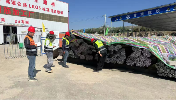 連日來(lái)，由西部市政建設(shè)集團(tuán)承建的康樂(lè)縣北濱河路西段及連接線道路項(xiàng)目建設(shè)有序推進(jìn)，路基處理、管道安裝、涵洞和橋梁等多個(gè)作業(yè)面同步施工，全體建設(shè)者用汗水澆筑市政道路建設(shè)基石，以實(shí)干精神推進(jìn)項(xiàng)目履約取得新成